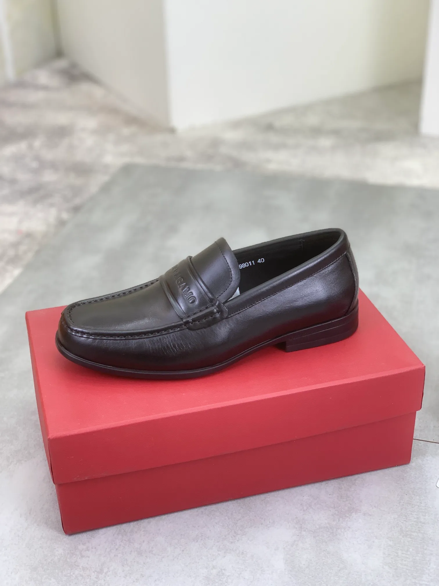 Men's Men's Shoes 💰P460💰[New Style] Water-dyed Niuli 🆘[Salvatore Ferragamo] Ferragamo's latest casual business leather shoes for men! Available at counters simultaneously! The fabric is made of specially imported original calfskin, and the interior is made of imported water-dyed cowhide. It is absolutely luxurious and leads the fashion trend. Matching code: 38-45; 3⃣️ colors available